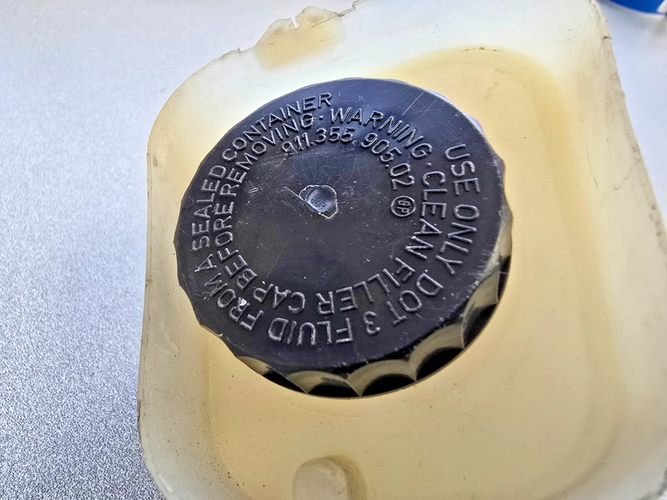 BOTELLA DEPÓSITO LÍQUIDO FRENOS ORIGINAL MUY BONITA ORIGINAL PORSCHE 911 930 CON TAPA Foto 3 de 4