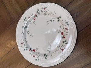 4 Pfaltzgraff Winterberry Dinner Plates