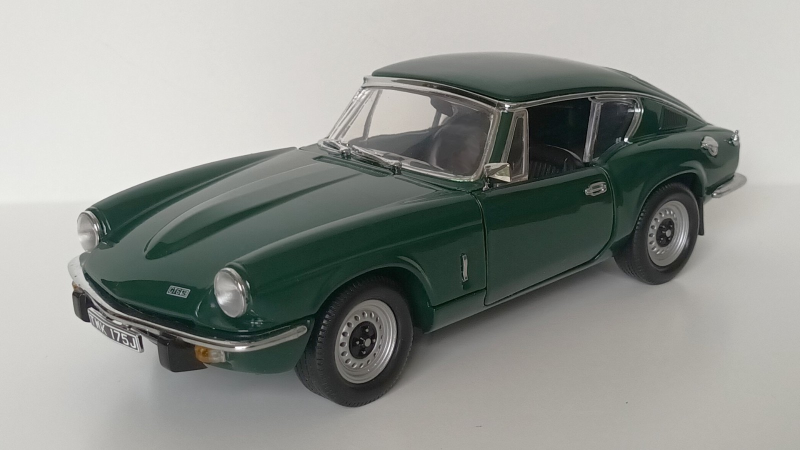 Triumph GT6 MK3 voiture de collection Sun Star 1/18 métal avec boîte d'origine