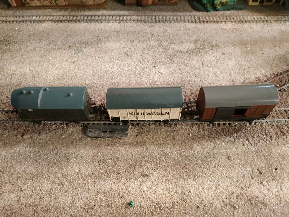 PIKO,  VINTAGE VAN BAKELITE WAGONS, SCALE HO - Image 4 of 4