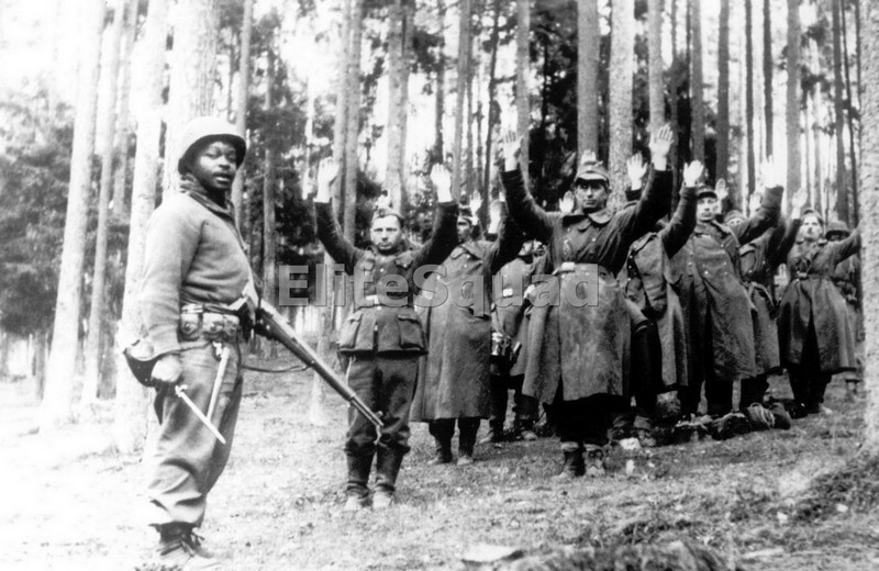 WW2 Picture Photo US soldier 12th guard of German Soldiers Captured ...