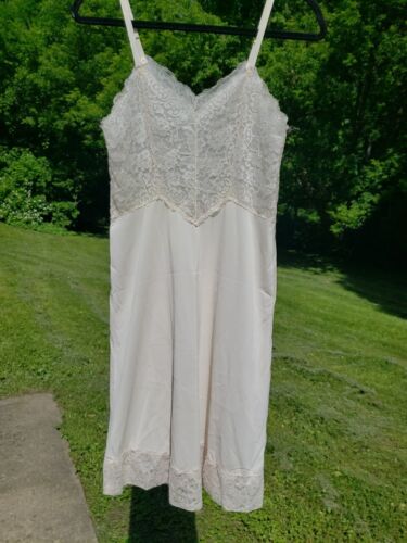 Vintage Vanity Fair Full Slip Nightgown Nylon Tricot 32 S Cream W/ Gorgeous Lace - Picture 4 of 13