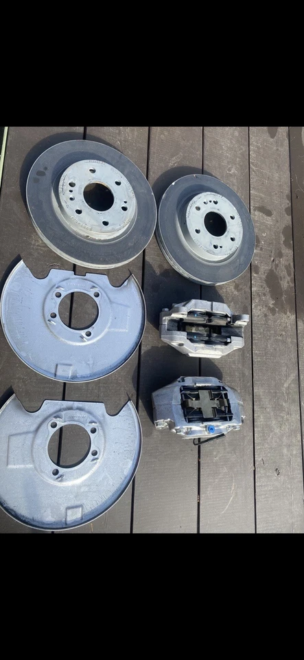 GMC Yukon 2023 pinza delantera, pastillas y protector contra el polvo OEM Foto 2 de 4