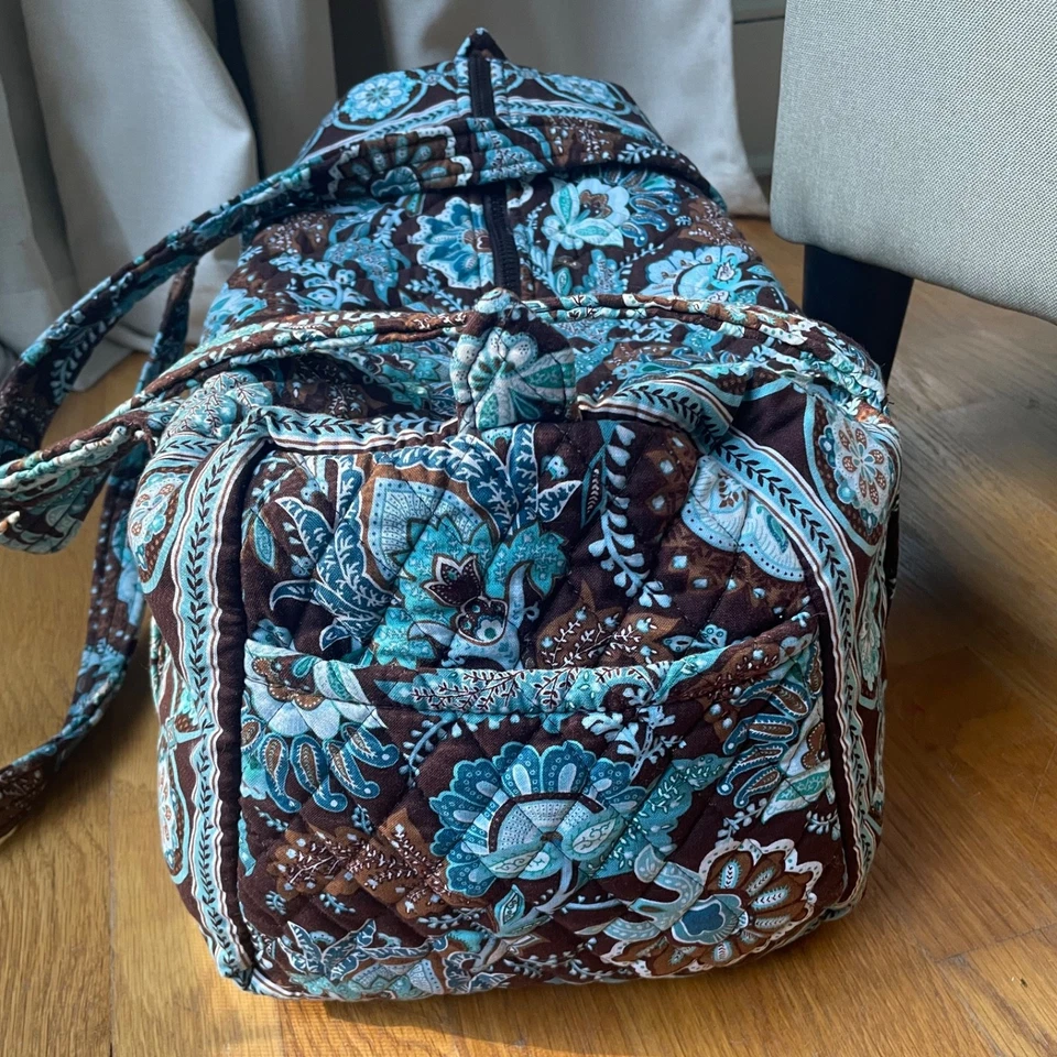 Маленькая оригинальная спортивная сумка Vera Bradley 18 x 8 x 8,5 дюйма ОТЛИЧНОЕ СОСТОЯНИЕ ТОВАРА!! - Изображение 2 из 4