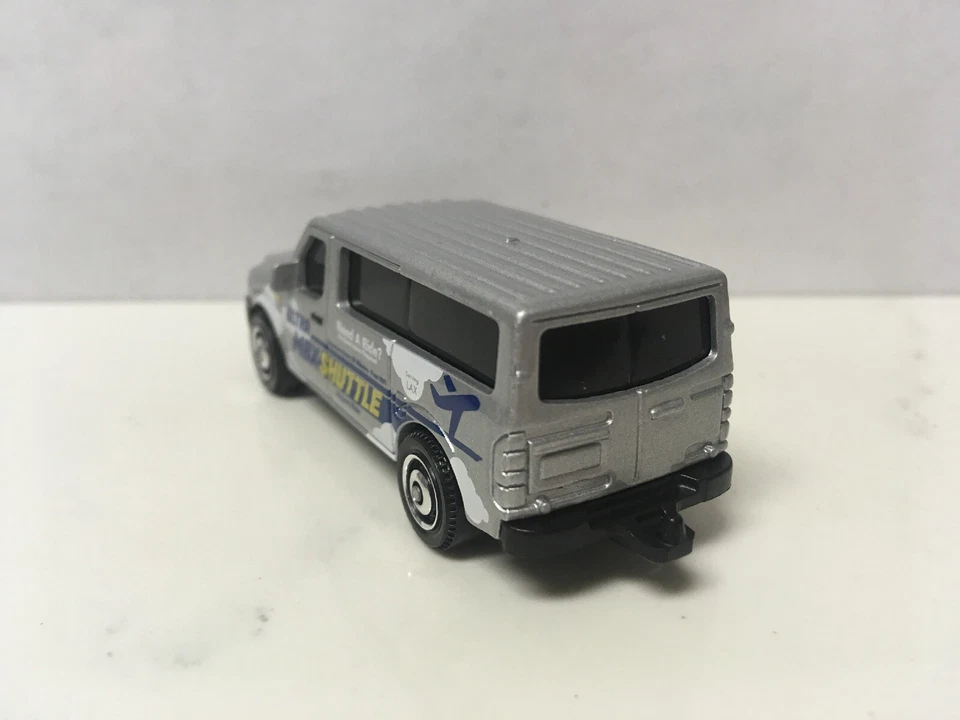 Nissan NV 2014 14 furgoneta aeropuerto coleccionable escala 1/64 diecast modelo diorama Foto 3 de 4