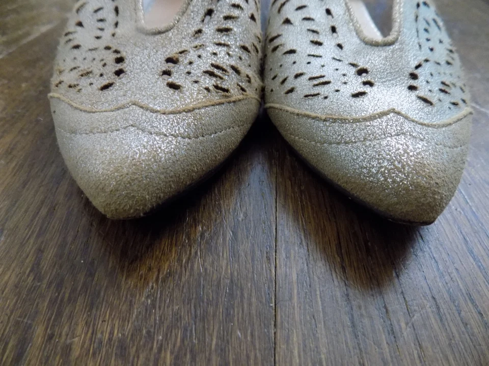 Anthropologie Gee Wawa Brillo Dorado Correas al Tobillo Corte Láser Zapatos Tacones Bajos talla 7 Foto 4 de 4