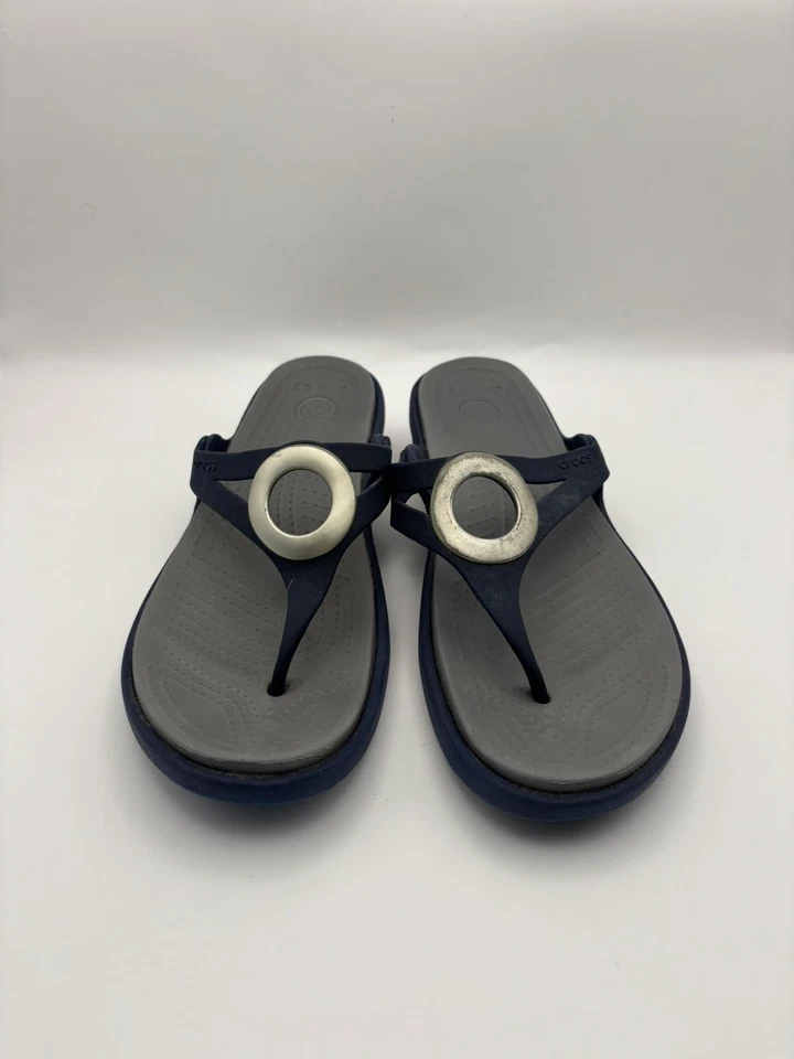 Sandálias anabela Crocs Sanrah azul e cinza femininas tamanho 7 - Imagem 2 de 4