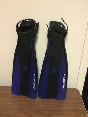 A Pair Of U.S. Divers Aqua Lung Adjustable Strap Blue S-M 4 1/2- 8 1/2 Fins