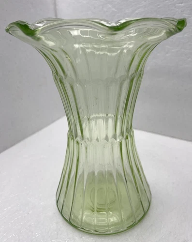 Vintage Uranium 8" Vase Vaseline 30s Depression Era - Picture 5 of 8