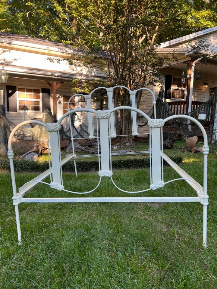 Antigua cama doble festoneada de hierro fundido blanca Foto 2 de 4