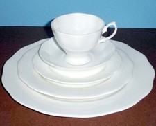 Royal Albert Hampton White 5 Piece Dinner Place Setting Scalloped Rim New No Box