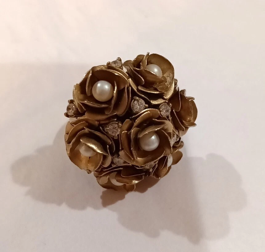 Anillo de cóctel con ramo de rosas Juicy Couture tono dorado imitación perla estrás  Foto 2 de 4