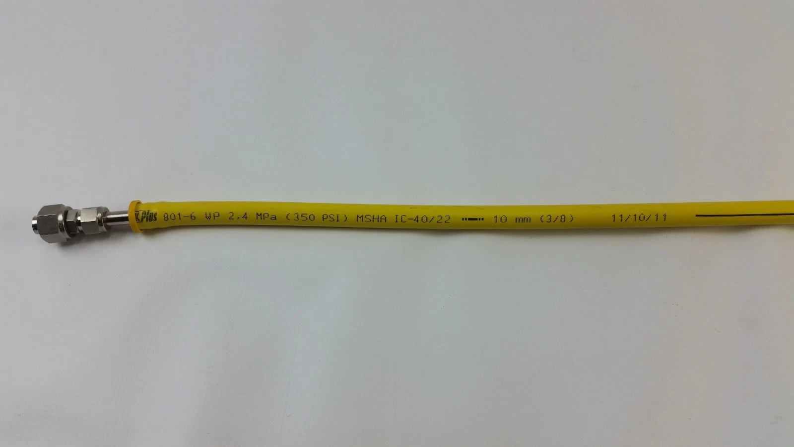 Tube fitting end and Push-Lok collar of a 1300 mm Parker 801-6 hose