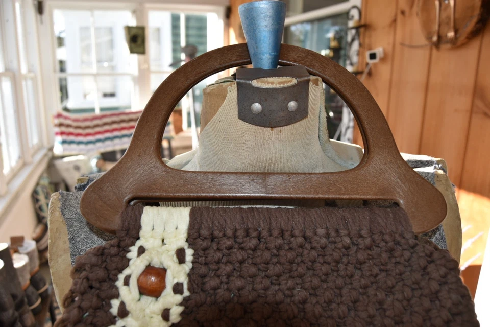 Cartera vintage años 70 macramé boho con asa superior forrada con cuentas de madera Foto 3 de 4