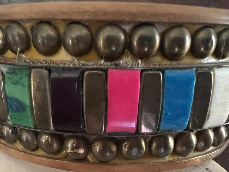 VINTAGE BRASS BEAD STUDDED NATURAL WOOD BANGLE WITH MULTICOLOUR LOZENGE DESIGN  - Image 3 of 4