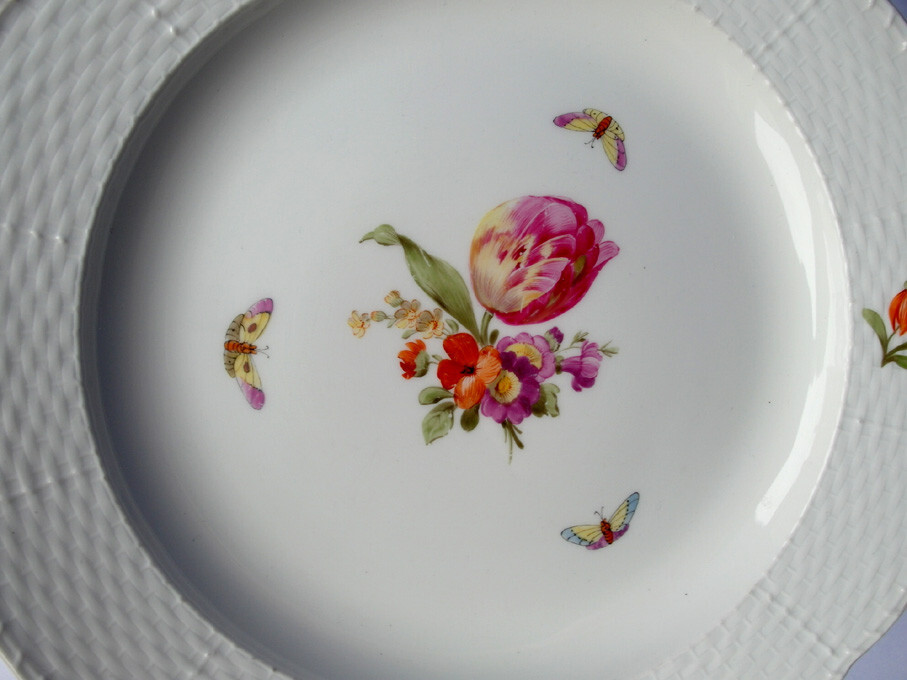 KPMプレート、 KPM Porcelain Plate Old- Osier Edge Flowers Butterfly, around 1912