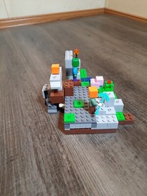 LEGO 21123 Minecraft: The Iron Golem Retired 95% complete