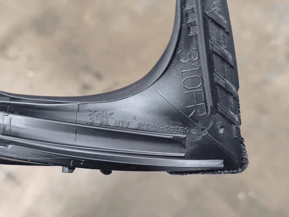 Sello de canal de funcionamiento de ventana de puerta lateral del pasajero delantero Toyota Rav4 2019-2025 OEM Foto 2 de 4