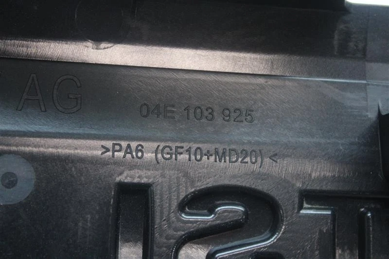 PLASTIC ENGINE COVER Volkswagen Jetta 2013 13 04E103925 1148596 - Image 3 of 4