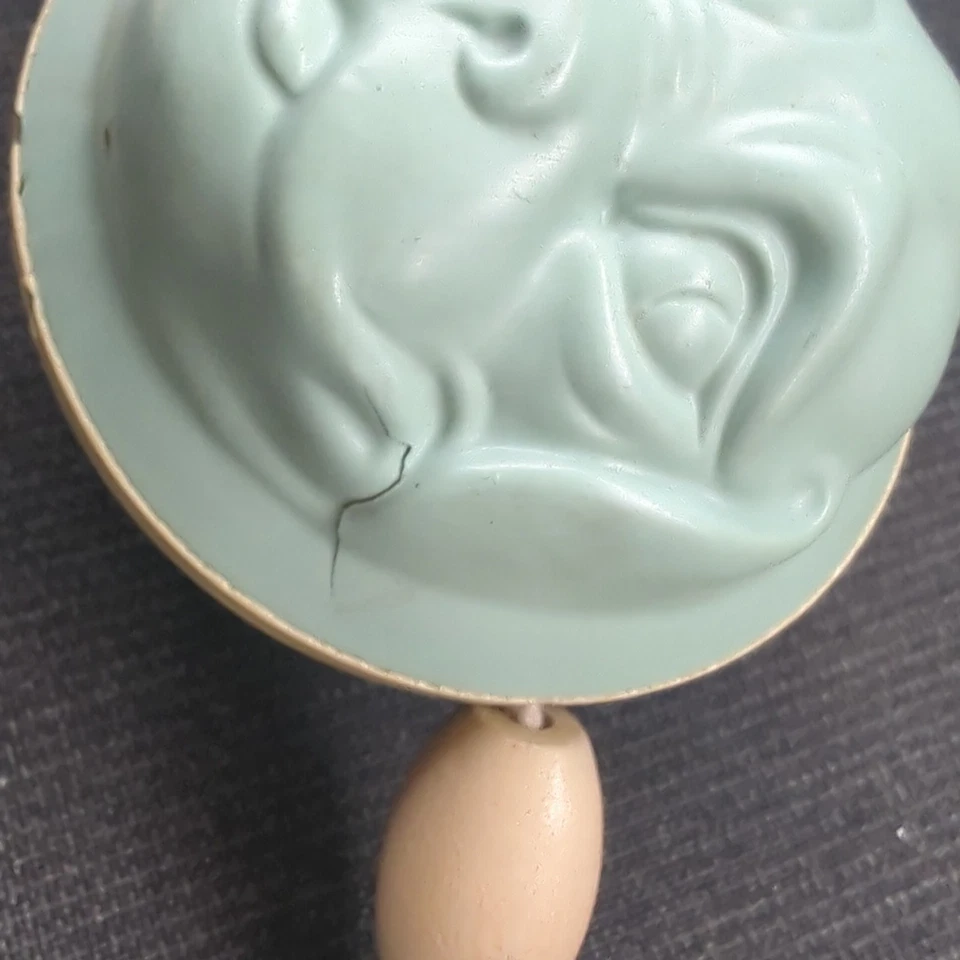 Juguete de sonajero de bebé cara de perro de celuloide de doble cara de 1920 con cuentas colgantes Foto 2 de 4