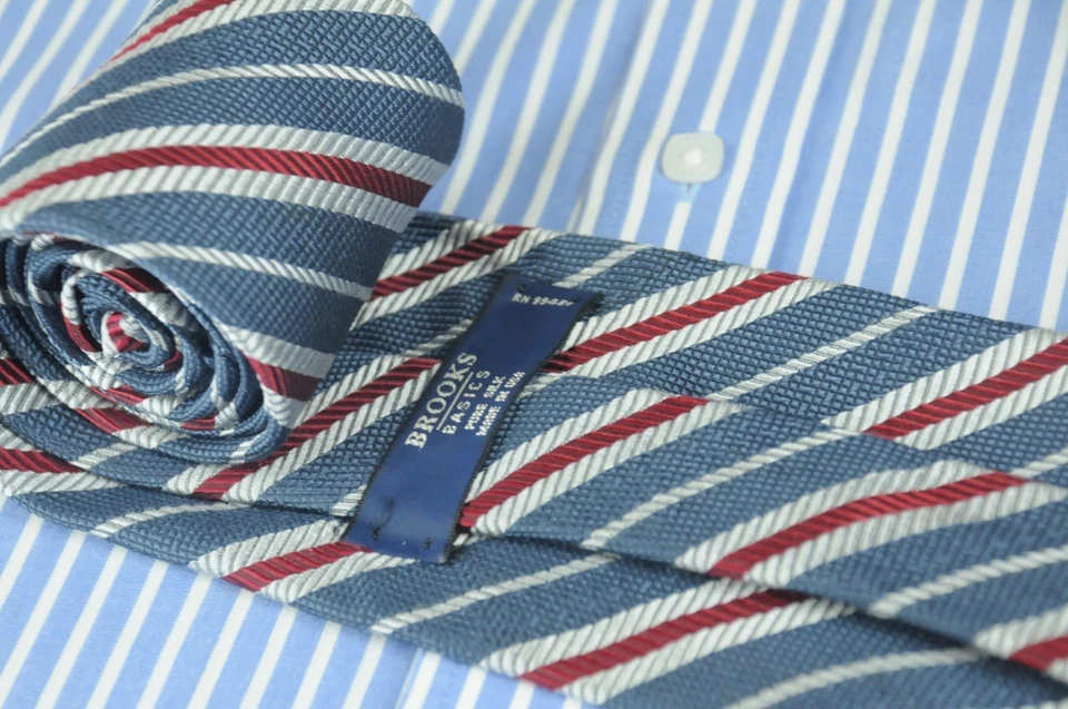 Gravata masculina Brooks Brothers azul cinza e vermelha listrada tecido de seda 57 x 3,5  - Imagem 4 de 4