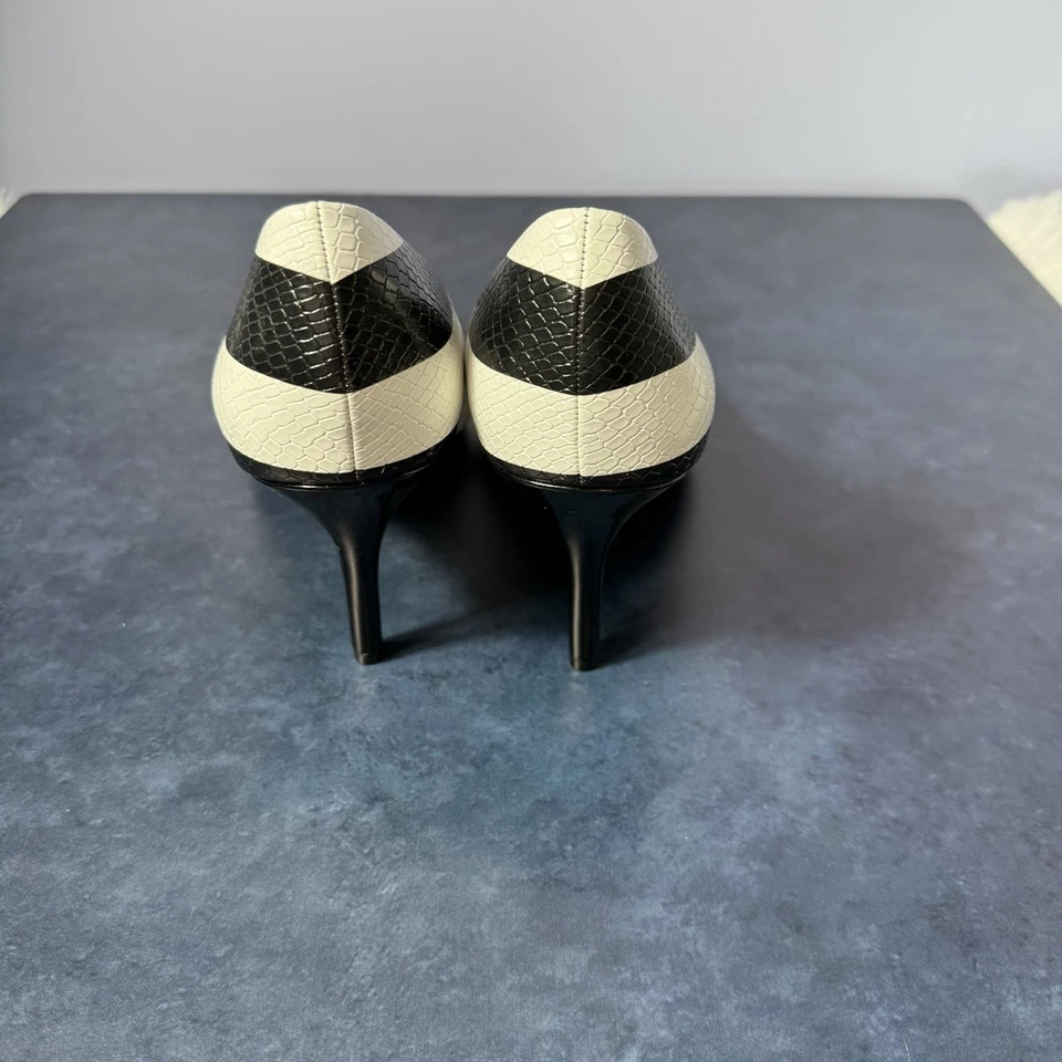 Zapatos de salón INC International Concepts Zitah negros blancos con estampado de serpiente tacones de 9 W de ancho Foto 4 de 4