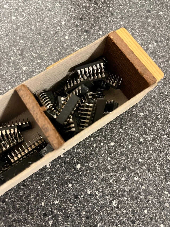 Lot de composants électroniques vintage - tampons, déclencheurs Schmitt,... - Photo 4/4