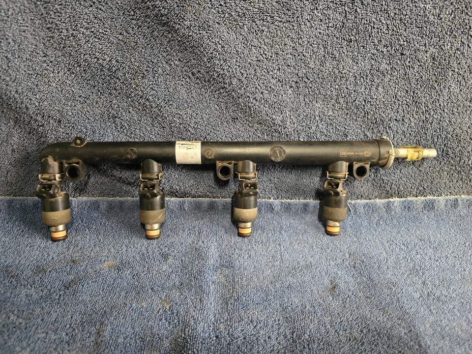 Топливная рейка и форсунки двигателя 1999 GM Saturn SL2 DOHC 96/01 - Изображение 2 из 3