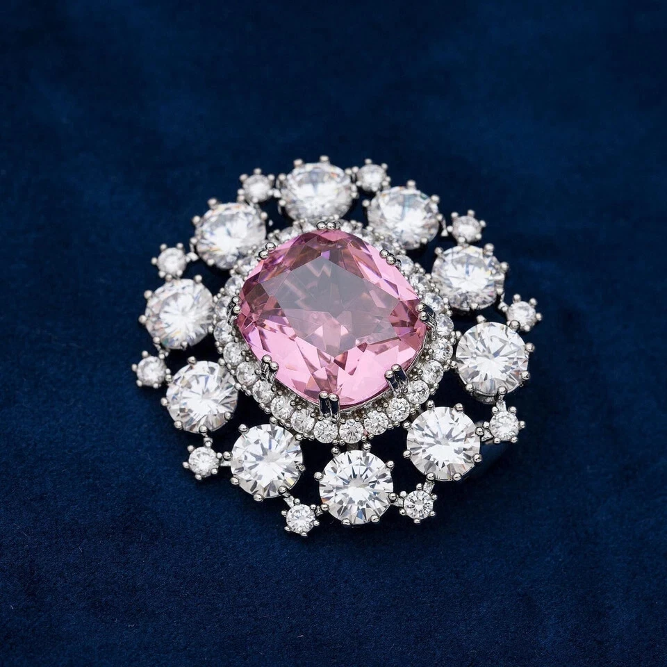 Broche prendedor de turmalina creada en laboratorio corte cojín de 3 quilates acabado oro blanco de 14 quilates Foto 2 de 4