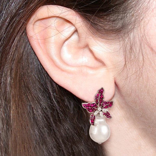 Sensuali Orecchini con Perla di Fiume e Rubini in Argento 925 Rodiato Oro Bianco - Immagine 3 di 4