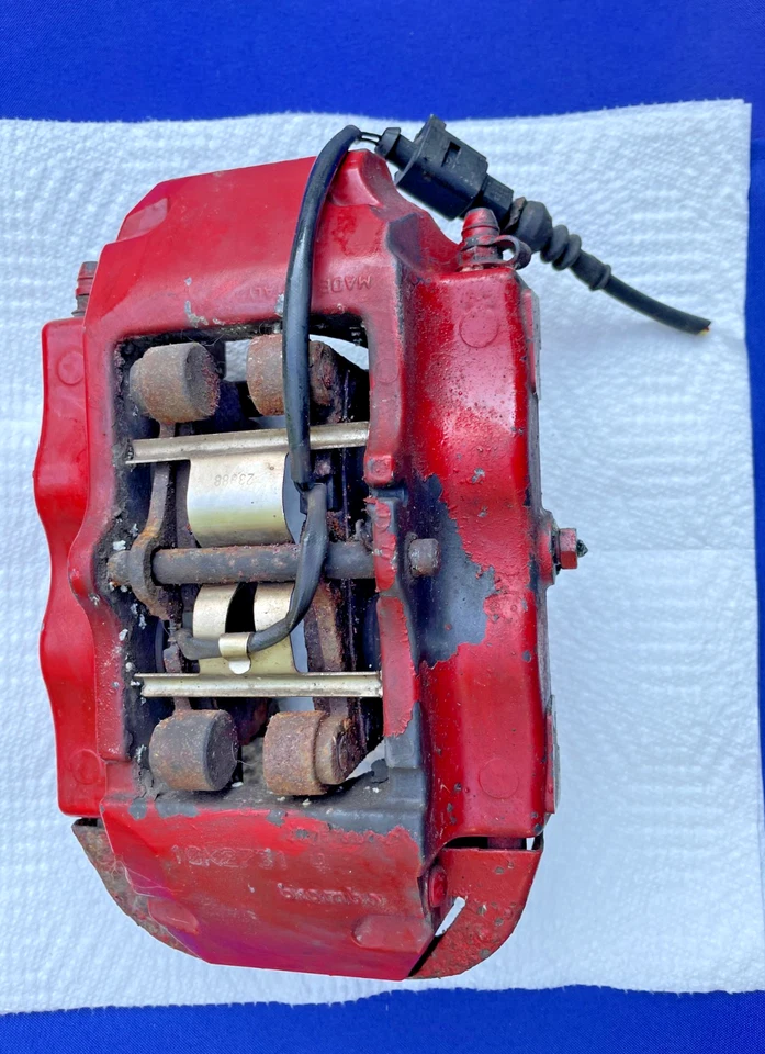 Оригинальный задний тормозной суппорт Brembo со стороны правого пассажира для Audi Q7 2010–2014 годов выпуска - Изображение 2 из 4