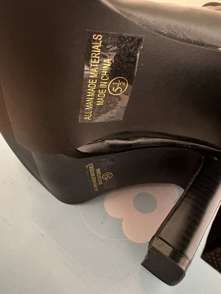 Clasificado, Tacón Apilado Negro, Talla 5.5 Foto 3 de 4