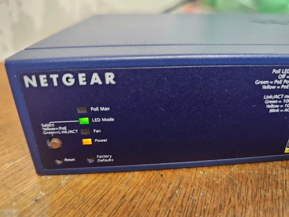 NETGEAR ProSafe FS728TLP 28-Port Network Switch 10/100 Smart Switch 12 PoE ports - Image 2 of 4