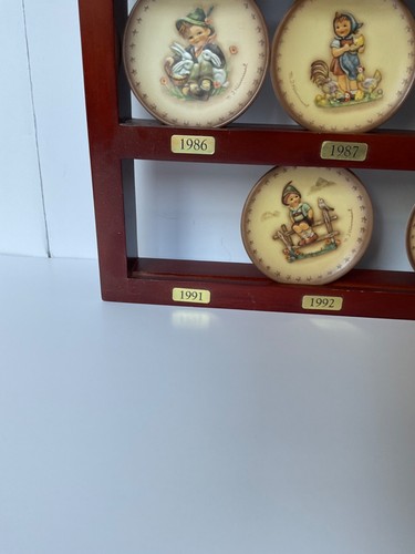 Goebel Hummel Plate Set with 1971-1995 Display Rack, 24 Plates - Picture 5 of 7
