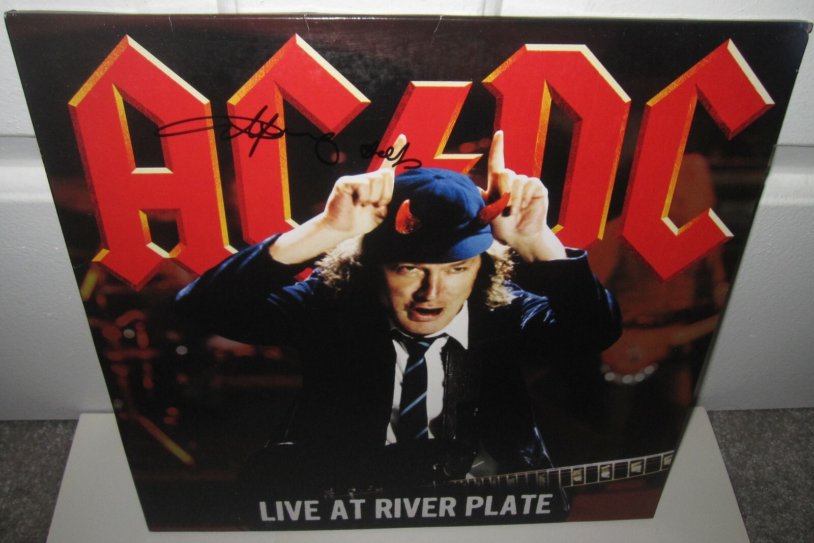 ANGUS YOUNG SIGNED AC/DC LIVE AT RIVER PLATE ALBUM ROCK AUTOGRAPH JSA ...