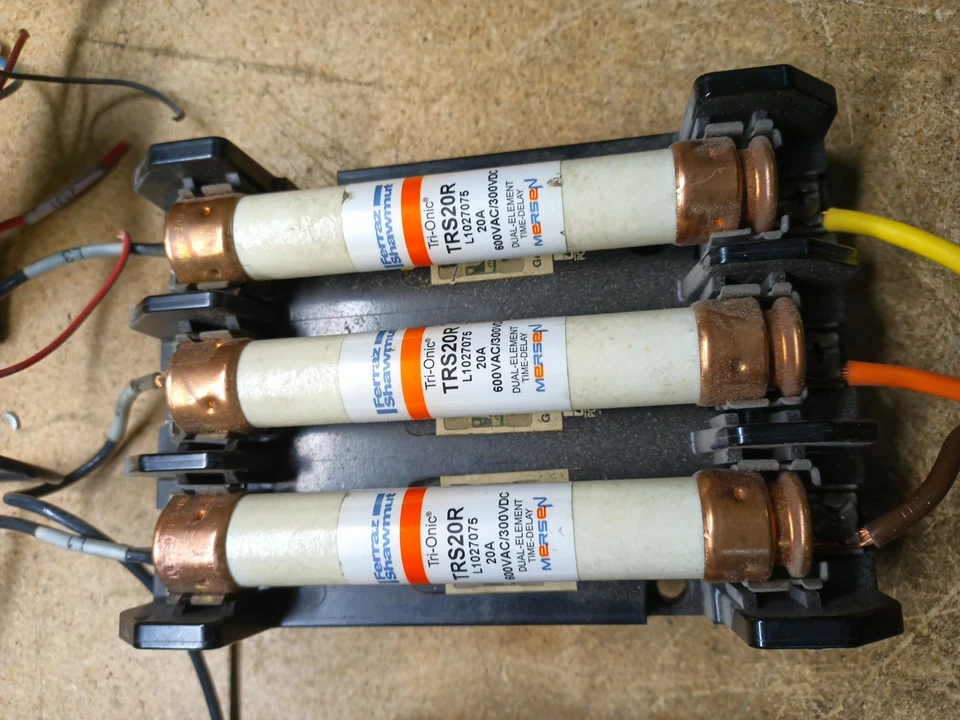 LITTELFUSE LH60030-3P FUSE BLOCK W/ Ferraz Shawmut TRS4,5,10 and 20amp Fuses - Image 4 of 4