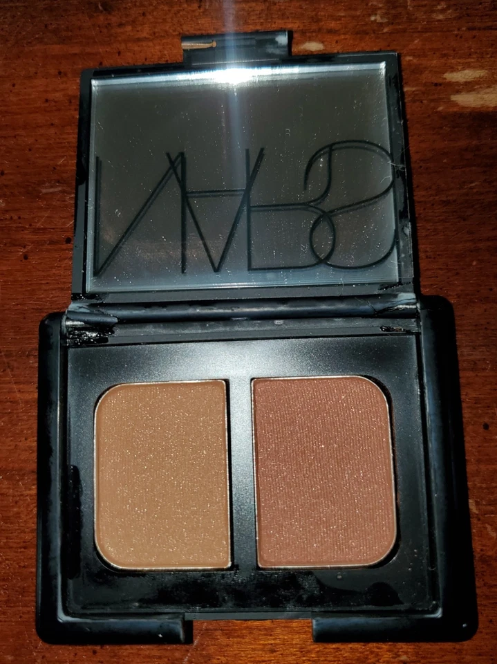 NARS NUEVO 'Surabaya' Sombra de Ojos Dúo .14oz/4g 'Azúcar Morena/Castaña' Foto 3 de 4