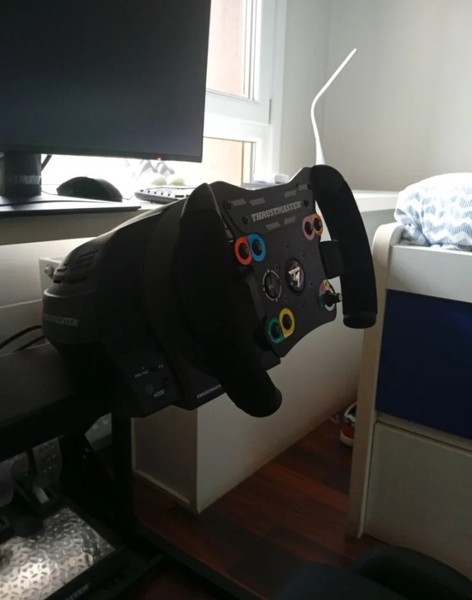 Thrustmaster T300 base, with fórmula steering wheel. (pedals not included)