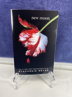 New Moon (The Twilight Saga) by Stephenie Meyer - First Paperback Edition