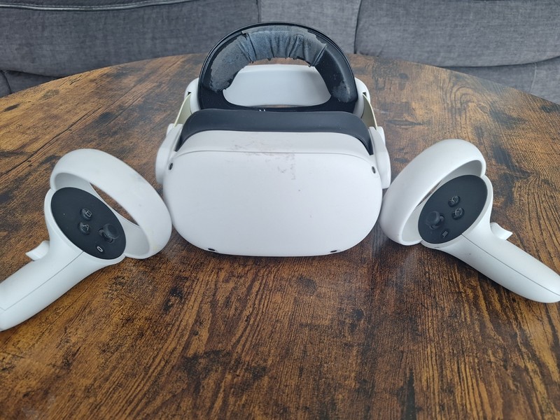Meta Oculus Quest 2 128GB VR Headset & Controllers & head strap- Good Condition