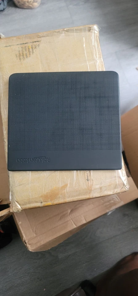 Rakuten Kobo Forma 8GB E-Ink 8" E-Book Reader Black N782 - Image 2 of 2