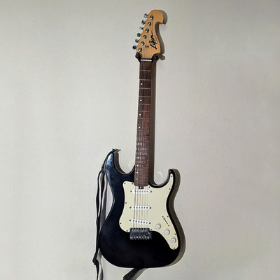 Washburn Stratocaster-Style Electric Guitar   Black & White