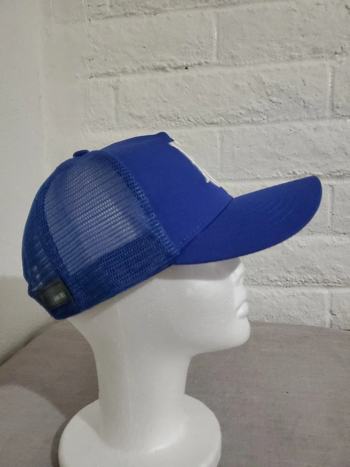 Sombrero de camionero azul Amiri logotipo MA con letras blancas Foto 3 de 4