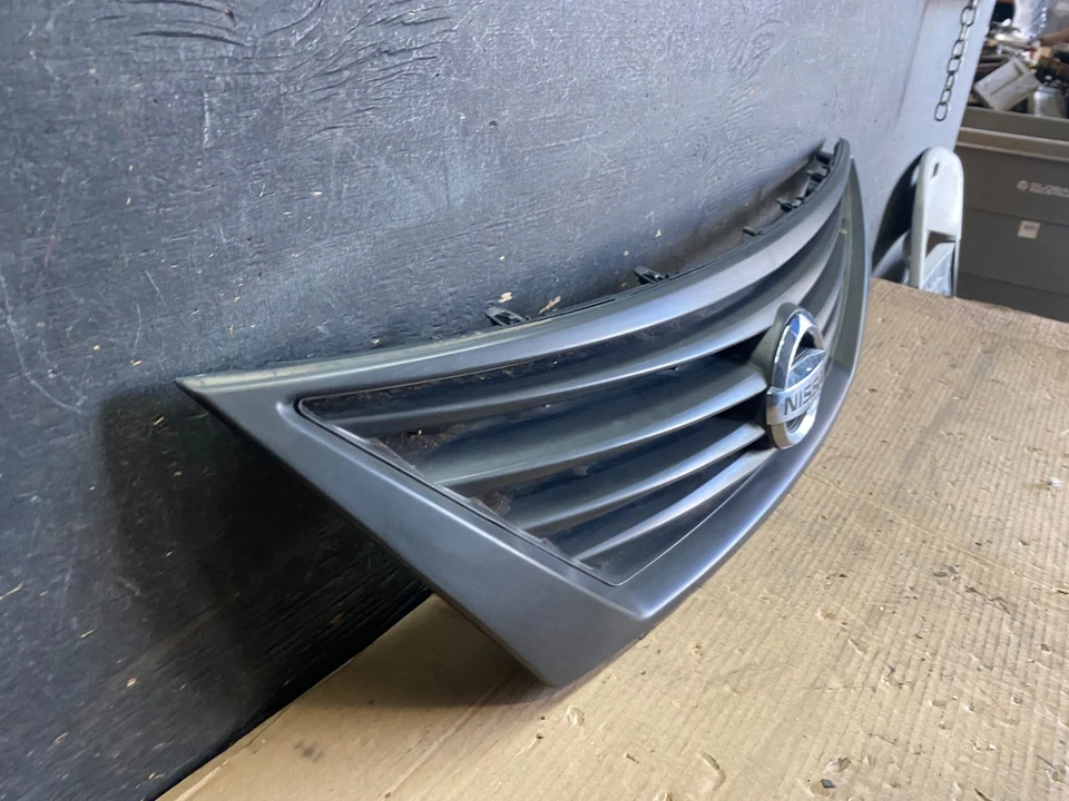 Nissan Versa 2012 a 2014 sedán parrilla superior delantera mercado de accesorios R2286 DG Foto 3 de 4