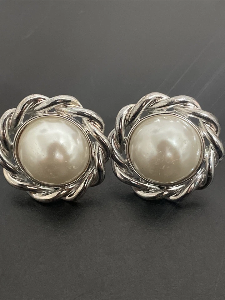 Pendientes Clip Cuerda Forma Redonda Perlas Imitación Tono Plata ANNE KLEIN Firmados De Colección Foto 2 de 4