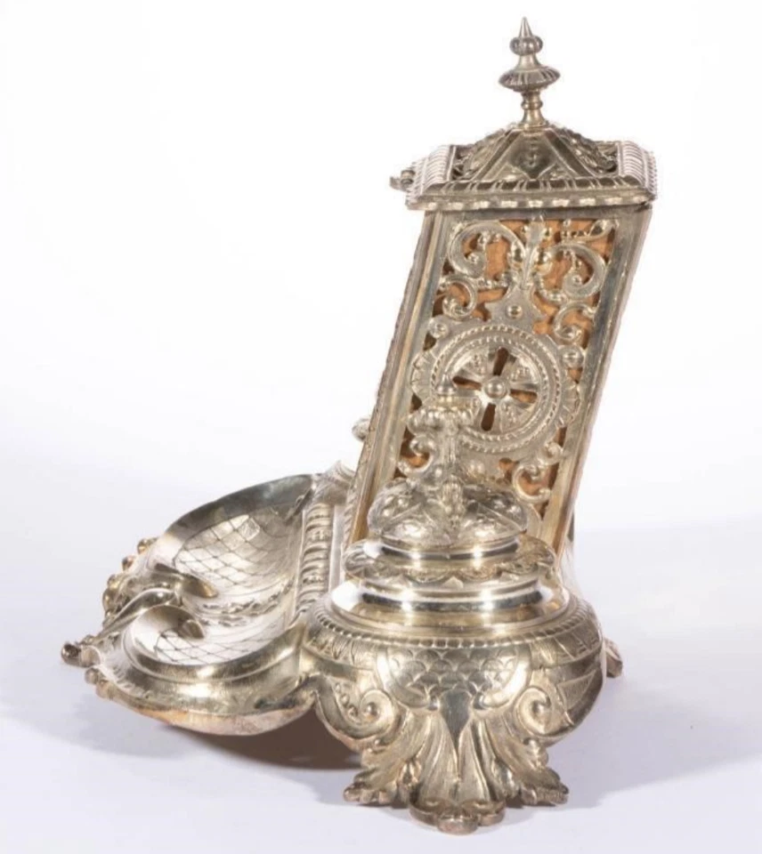 INK WELL 1800’s ANTIGUO SOPORTE DE TINTA DE METAL PLATEADO Y CAJA DE VIDRIO 9”H 15” de ancho Foto 3 de 4