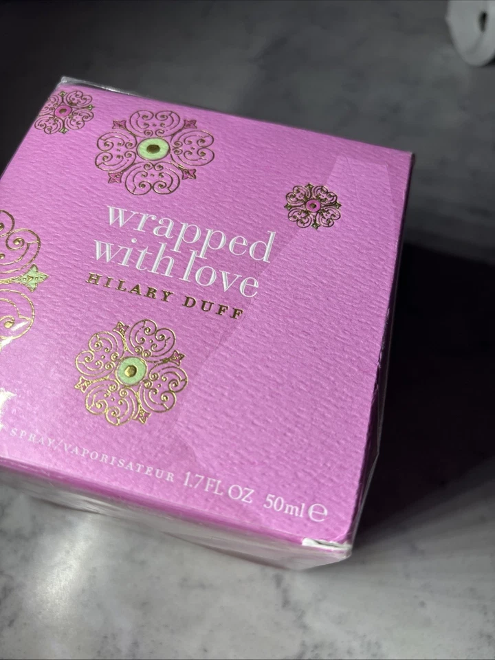 ENVUELTO CON AMOR POR HILARY DUFF 50ML EDP SPRAY (NUEVO CON CAJA Y PRECINTADO) LEER Foto 3 de 3