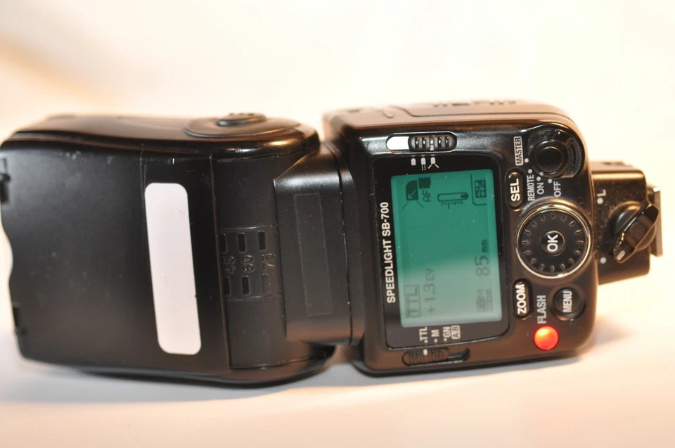 Nikon SB-700 Speedlight I D-TTL Flash powers up will not fire NO RETURN AS IS - Image 2 of 4