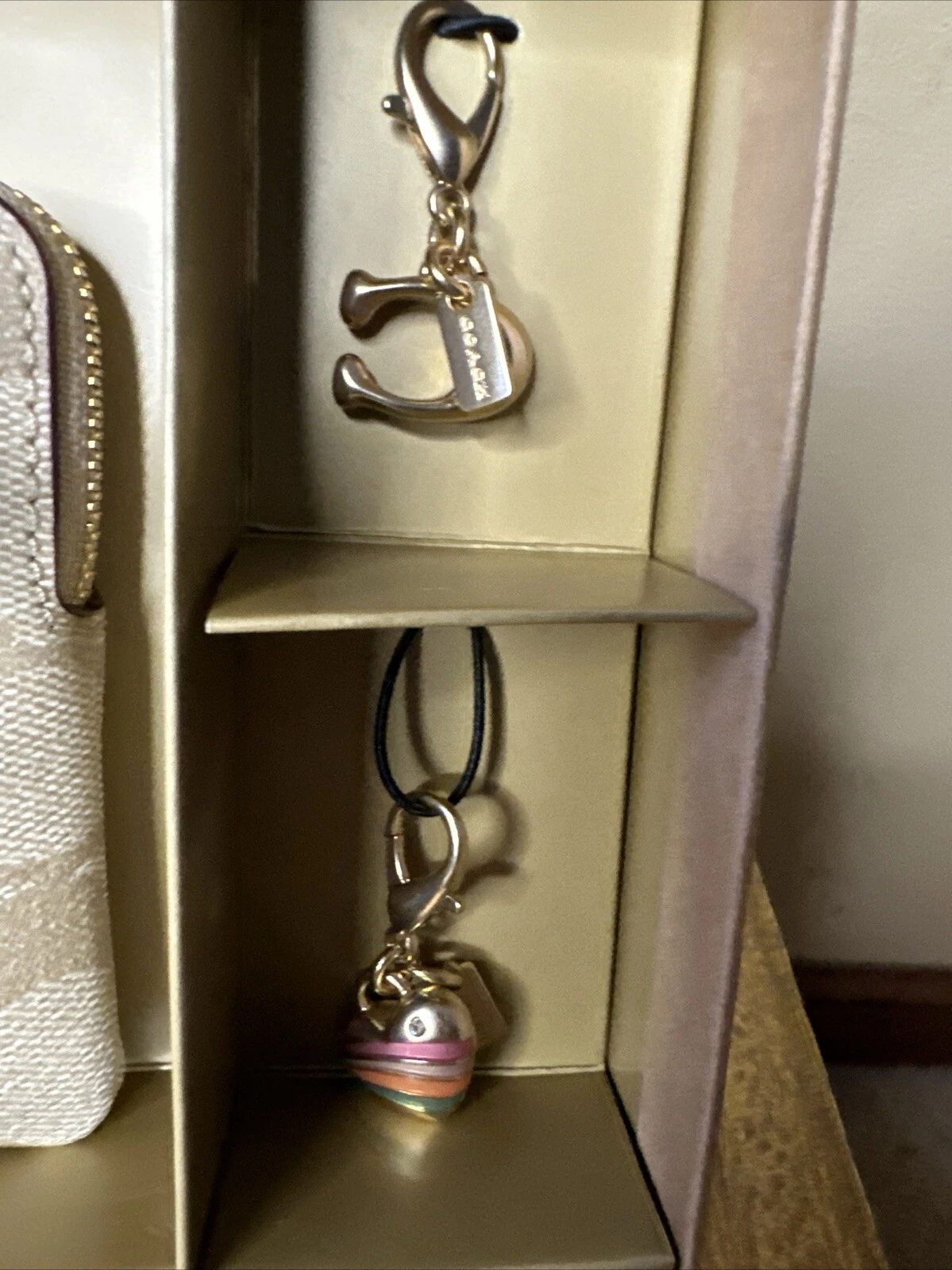 Bracciale Coach nuovo con scatola con zip angolare e 2 ciondoli cachi chiaro blush sbiadito AUTENTICO