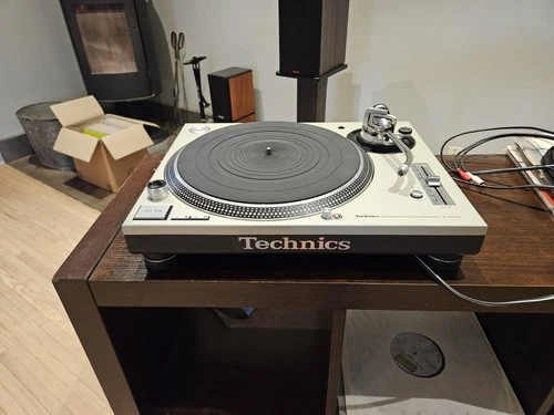 Technics SL-1200M3D Quartz Direct Drive Turntable Silver w/ Decksaver Cover